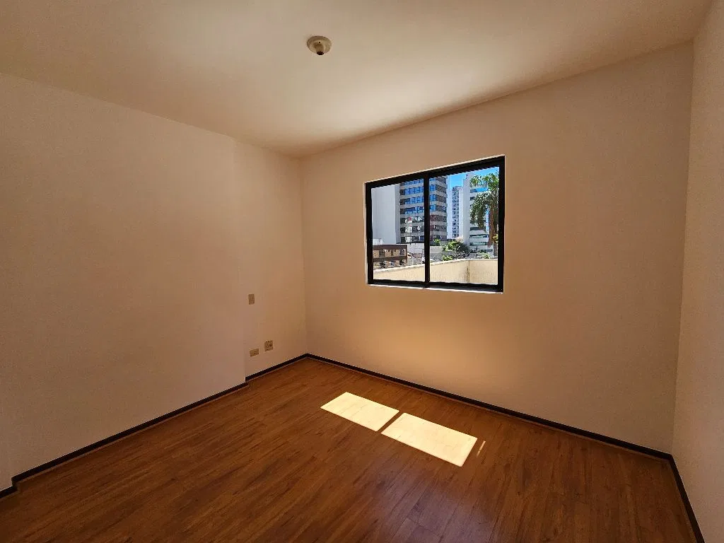 Balcony with a grill in a one-bedroom apartment, 62 m² — photo 13