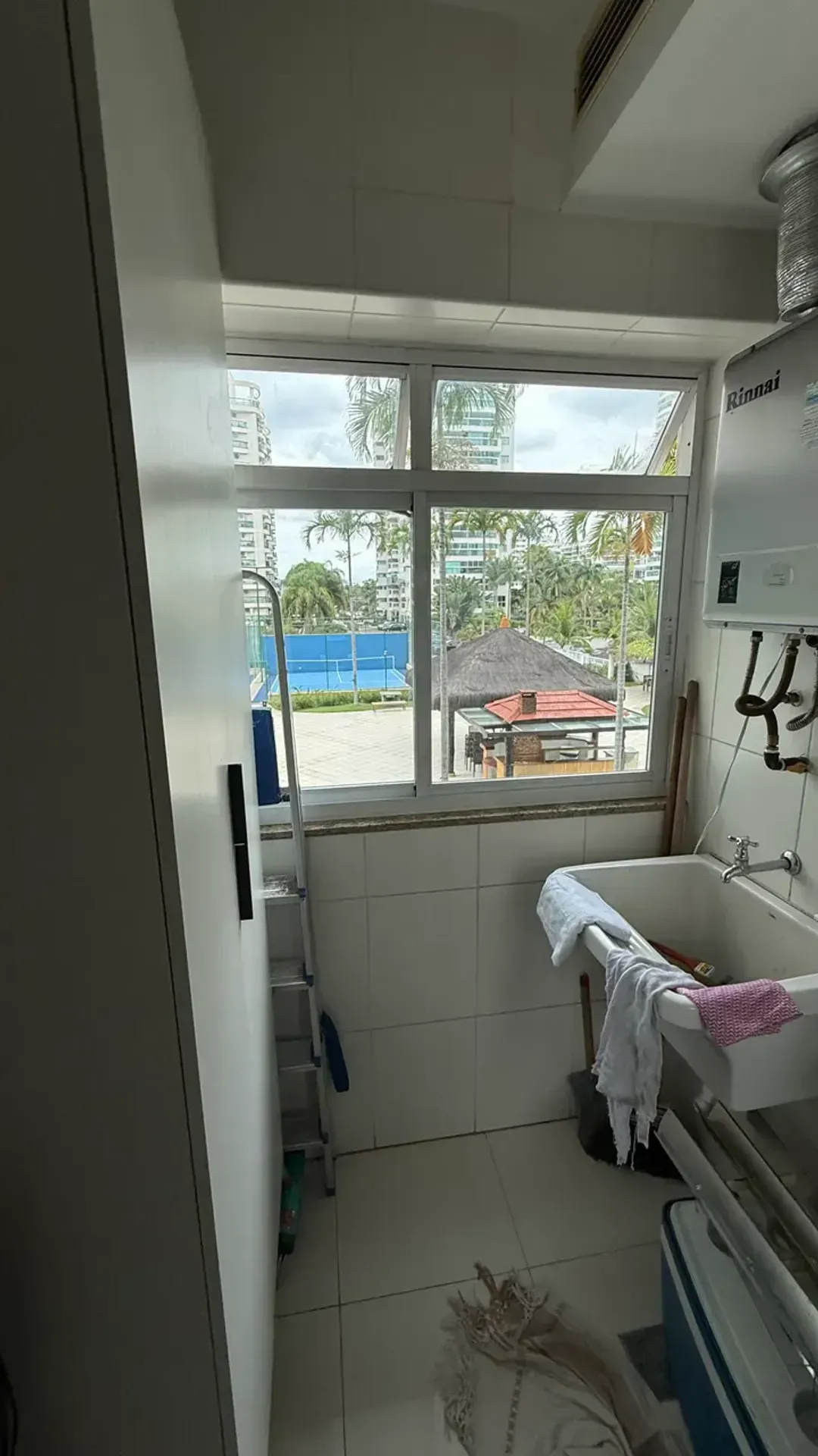 Glass-enclosed balcony in a 3-bedroom apartment, 93 m² — photo 2
