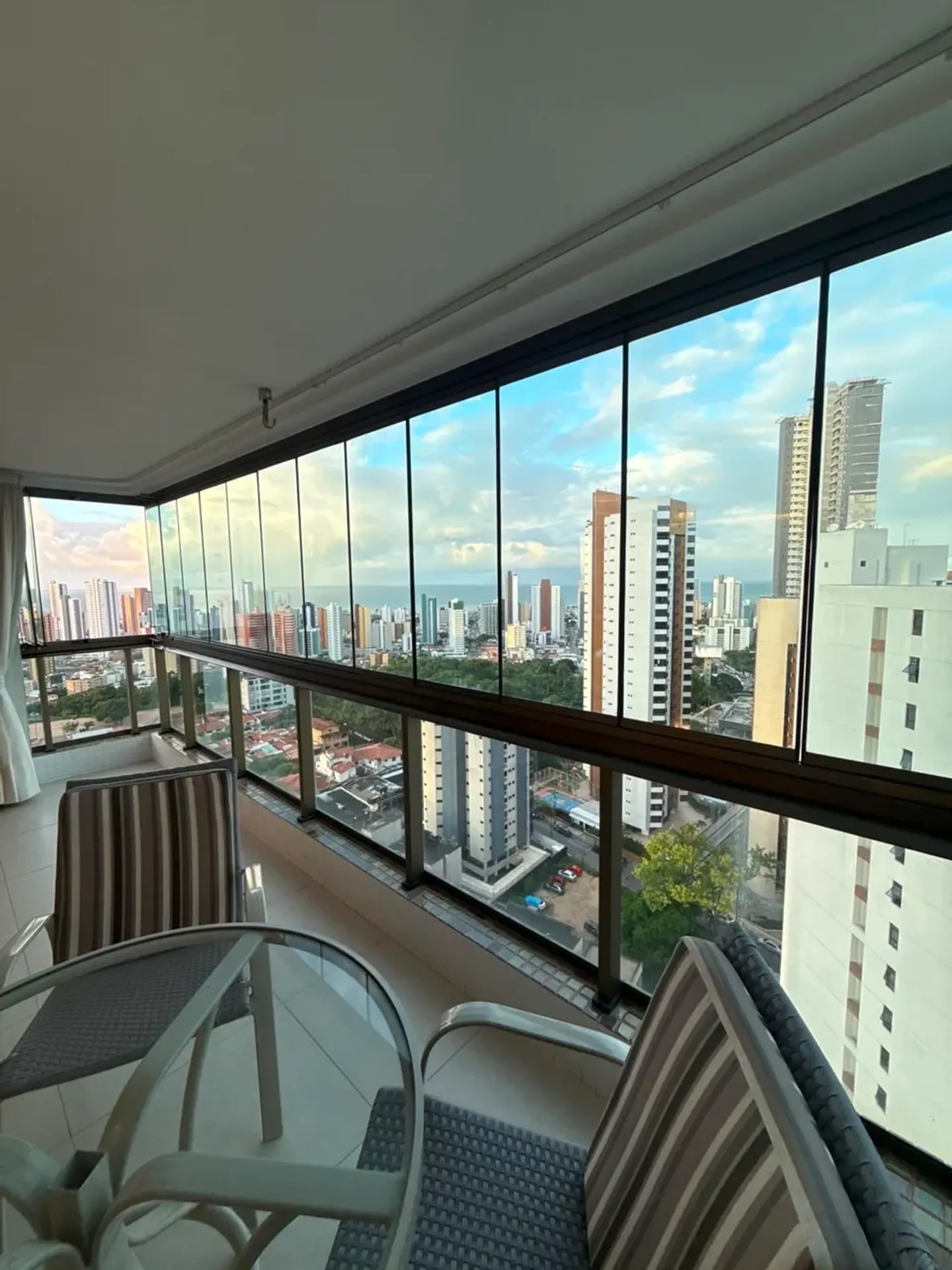 Apartamento mobiliado com escritório e cozinha aberta, 214 m²