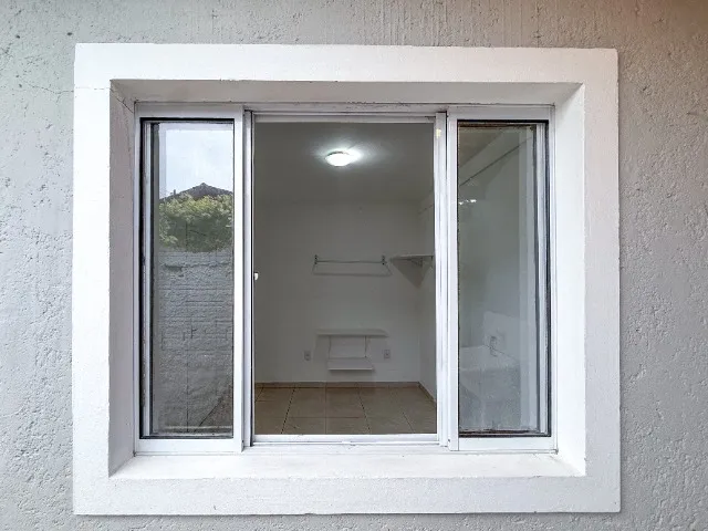 Balcony with a grill in a one-bedroom apartment, 42 m² — photo 11