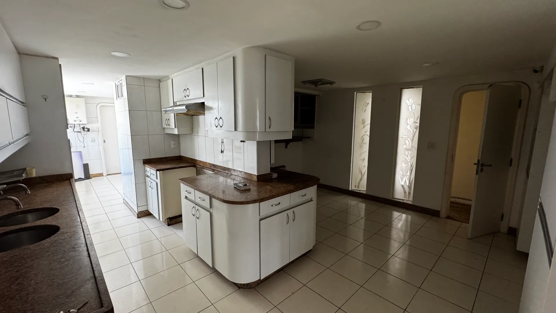 Duplex home with 8 bedrooms, 3 en-suites, 469 m² — photo 2