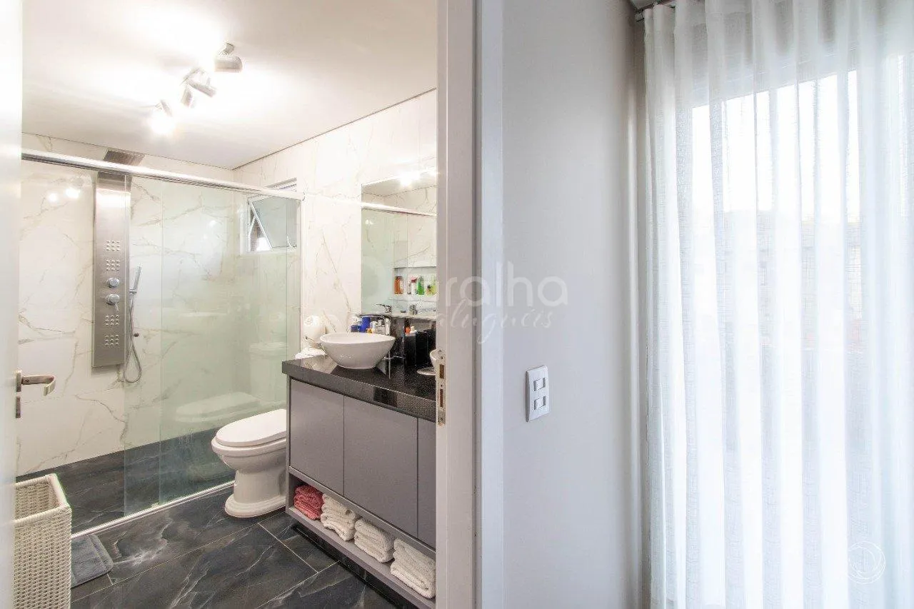 5-bedroom house with a fireplace in Florianópolis — photo 28
