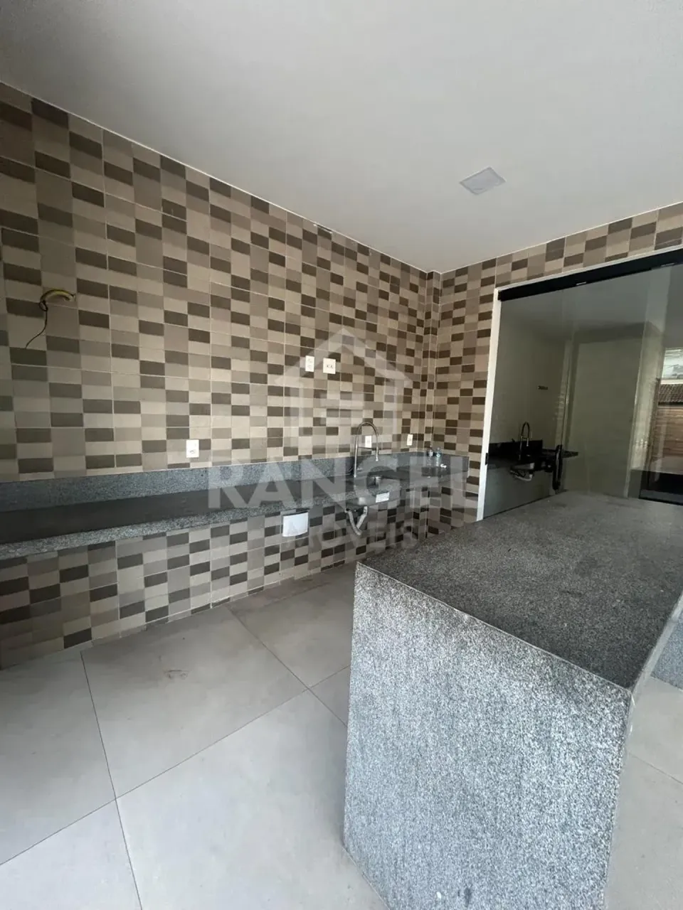 House with 3 bedrooms and 5 bathrooms, open-plan kitchen — photo 17