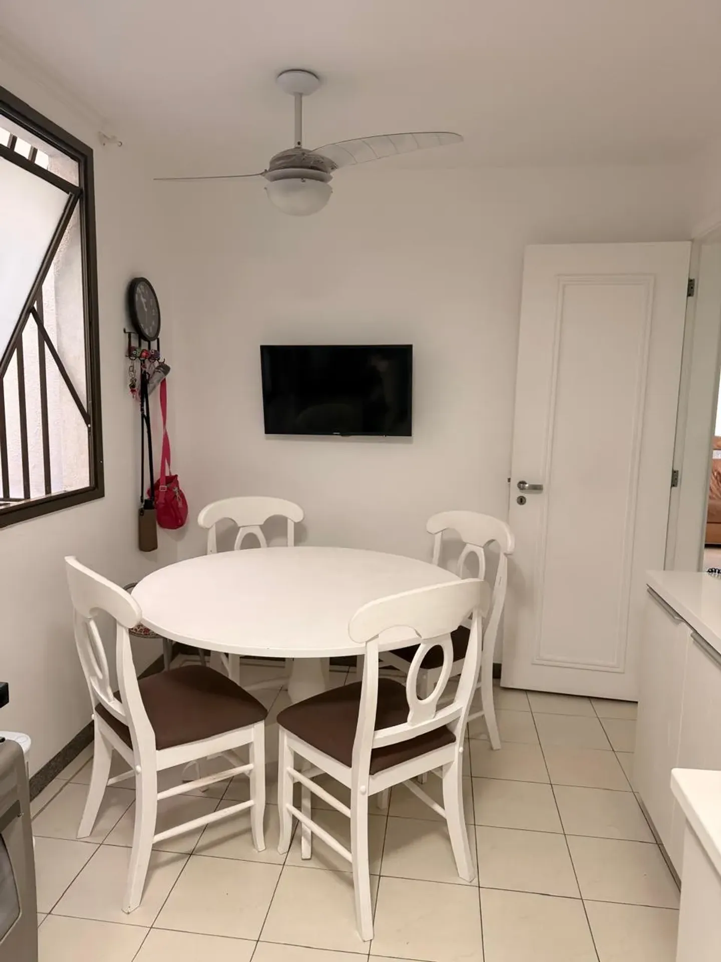 3-bedroom, 4-bath apartment with a closed kitchen — photo 27