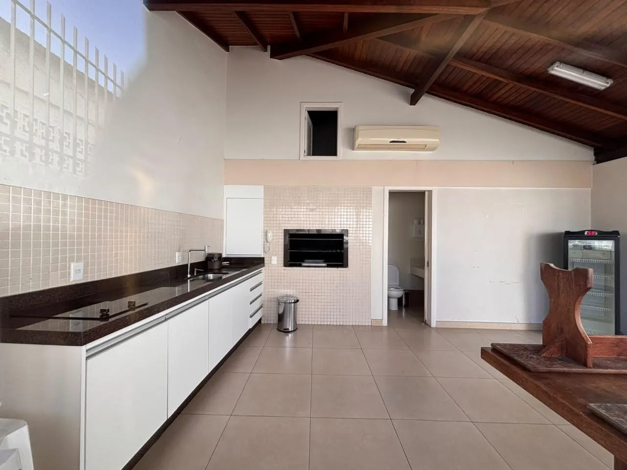 3-bedroom apartment in a building with a gym — photo 9