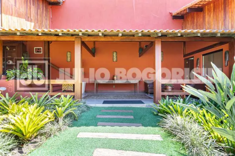 Balcony with a grill in a 5-bedroom house, 392 m² — photo 11