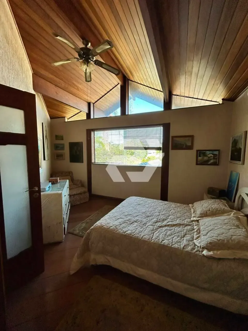 4-bedroom house with 5 bathrooms and 5 parking spots — photo 2