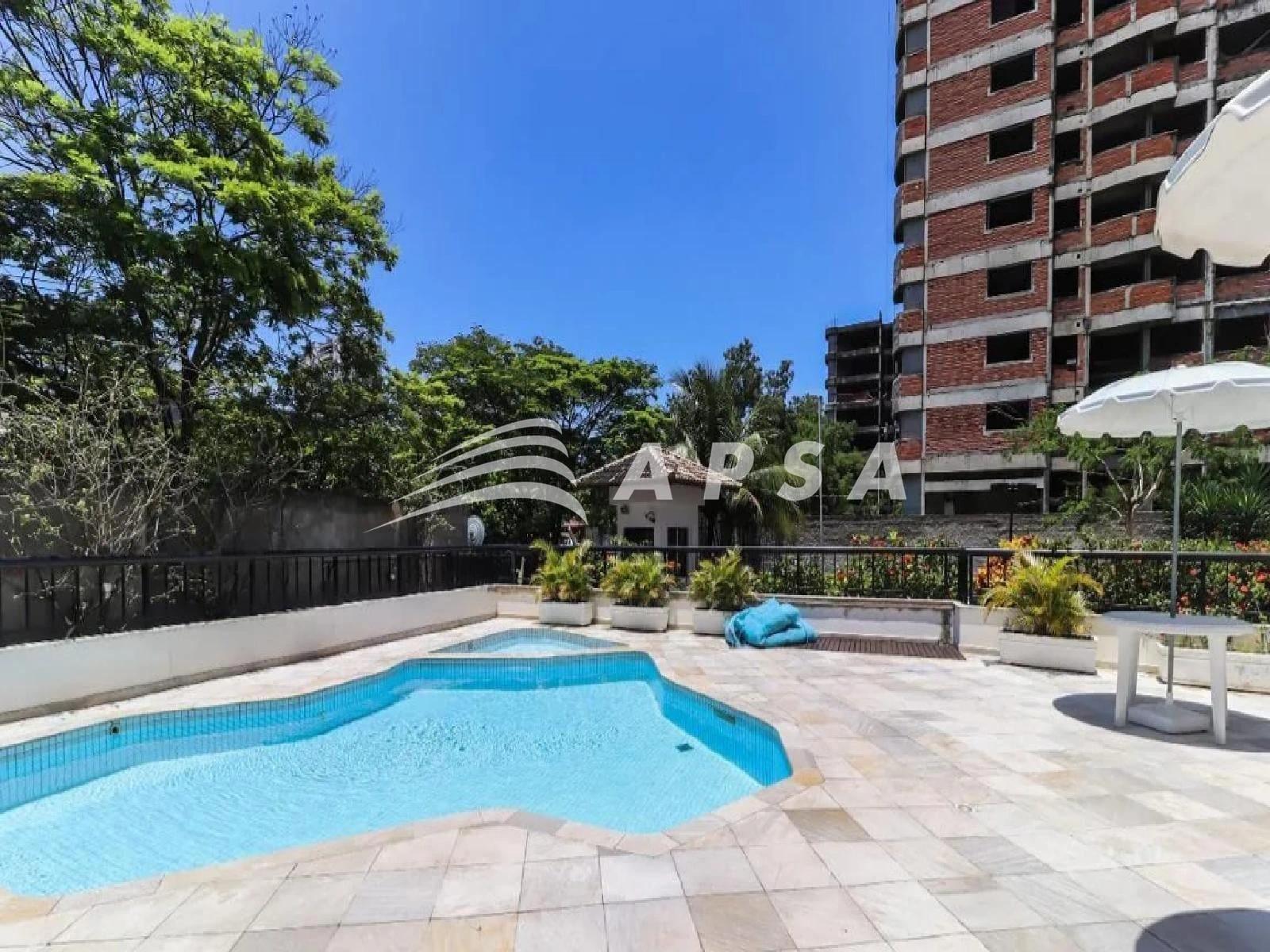 Unfurnished 2-bedroom apartment with a private BBQ — photo 27