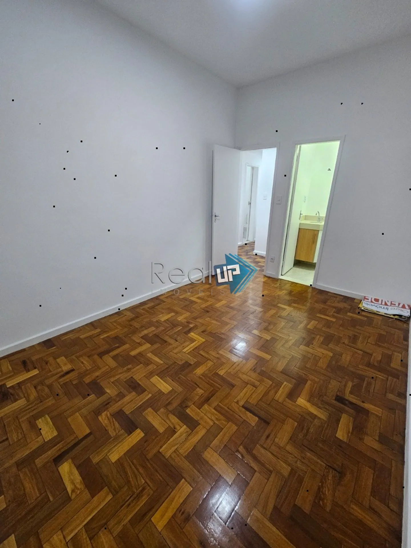 Wood or laminate floors in a 2-bedroom apartment, 68 m² — photo 10