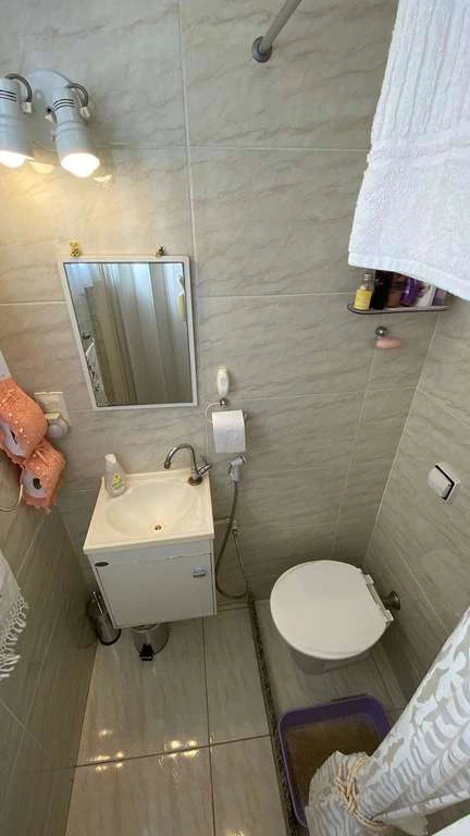 Apartamento de 3 quartos com fogão a gás e móveis — photo 7