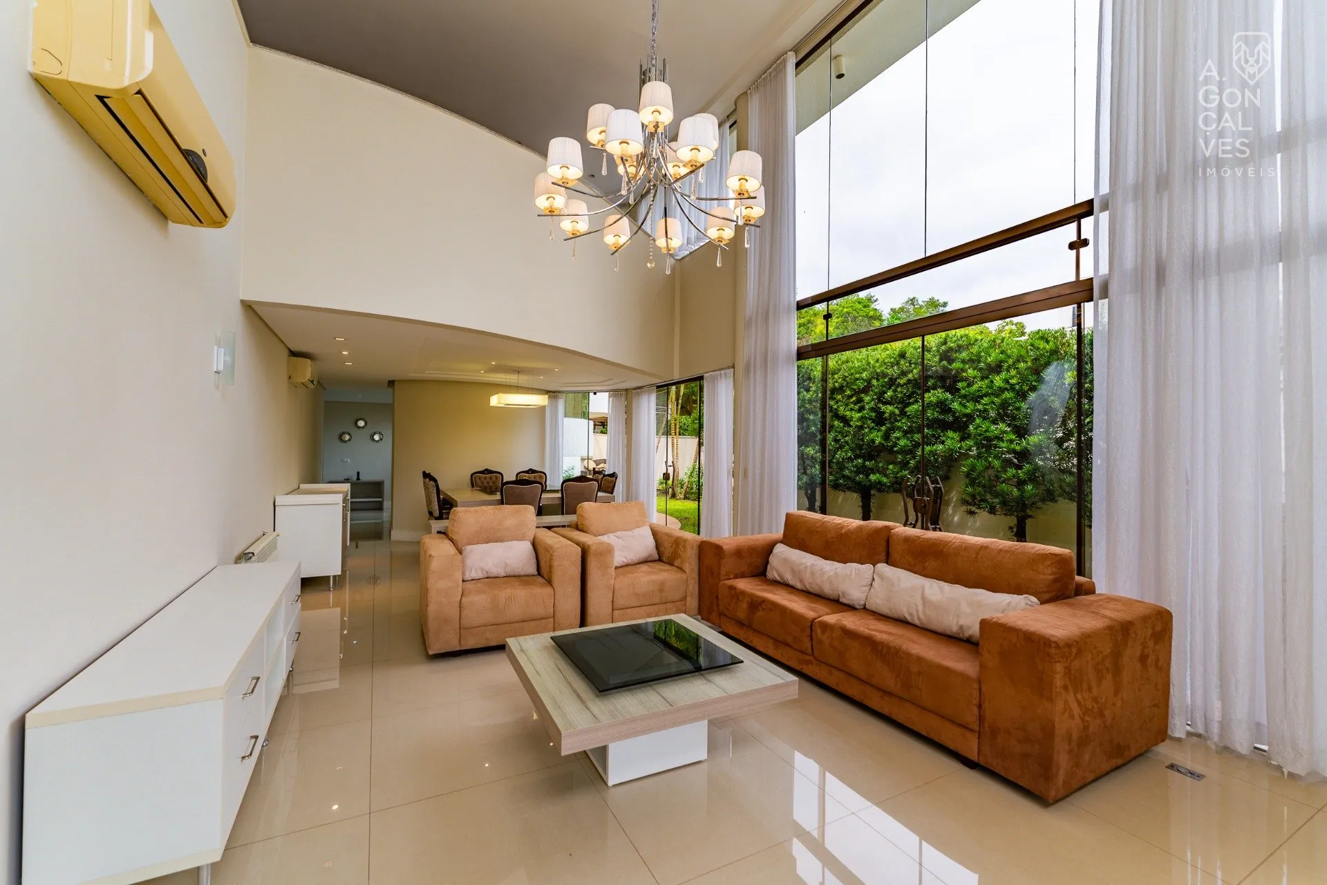 Unfurnished house with 4 bedrooms and 5 bathrooms