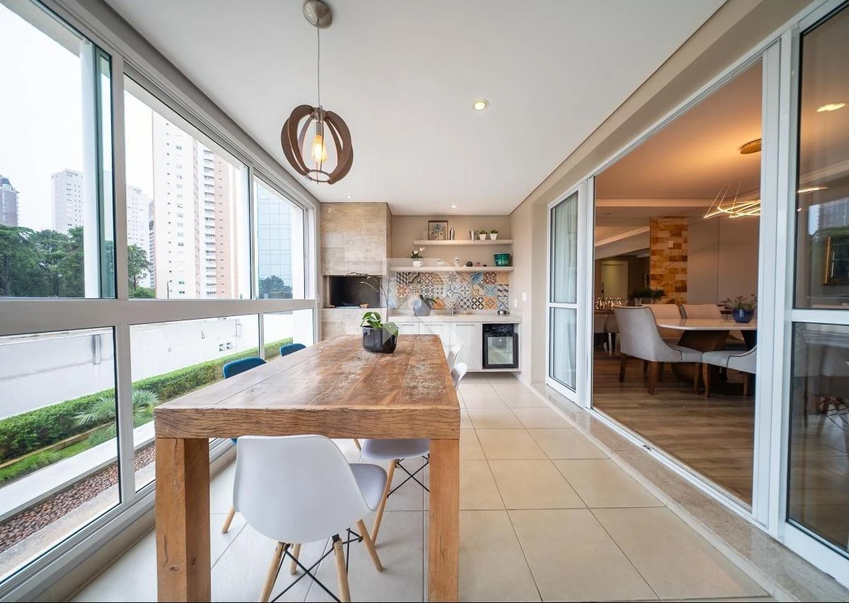 Glass-enclosed balcony in a 3-bedroom apartment, 166 m² — photo 35