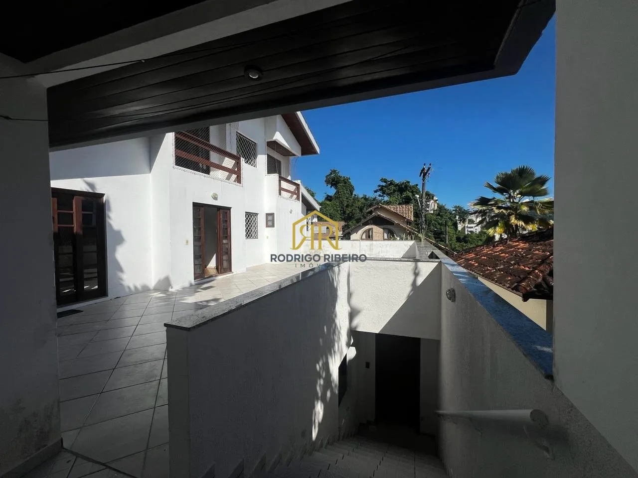 House with 7 bedrooms and 405 m² in a gated community — photo 26