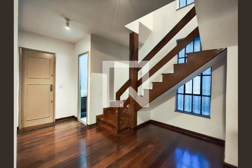 Rental house with 5 bedrooms and a balcony — photo 21