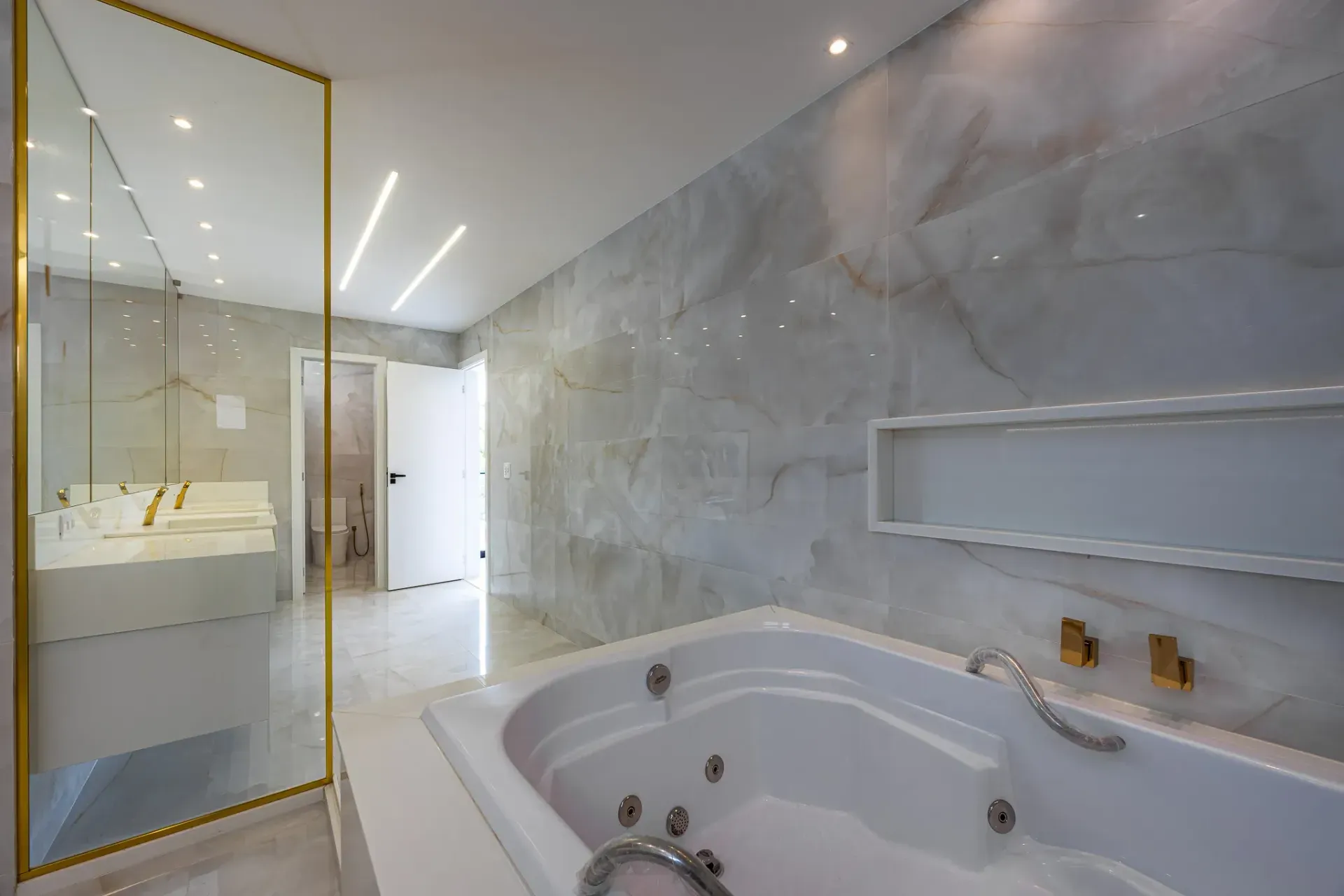 Furnished house with 5 suites and floor-to-ceiling windows — photo 35
