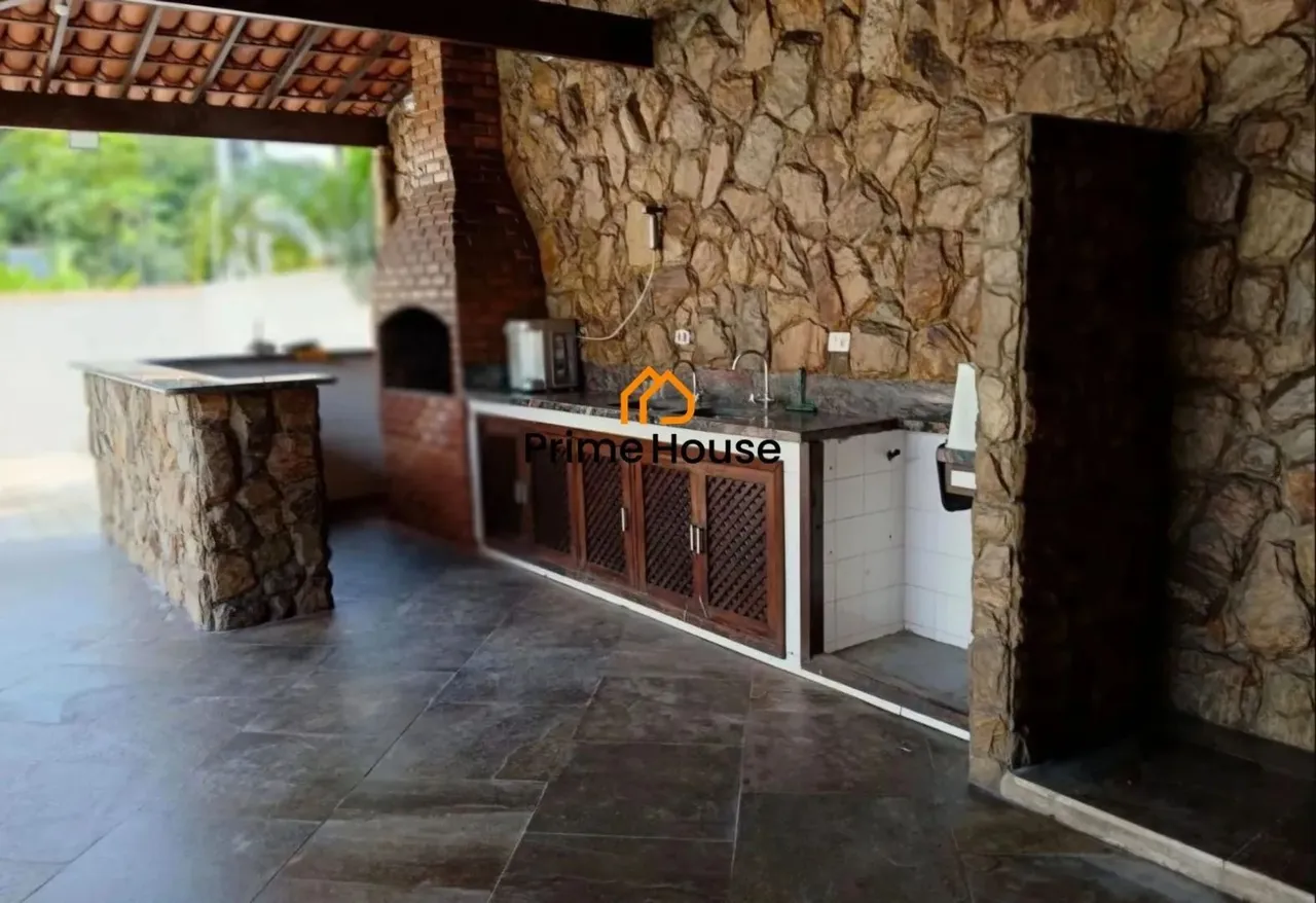 Casa com 4 quartos e 5 banheiros, 322 m²