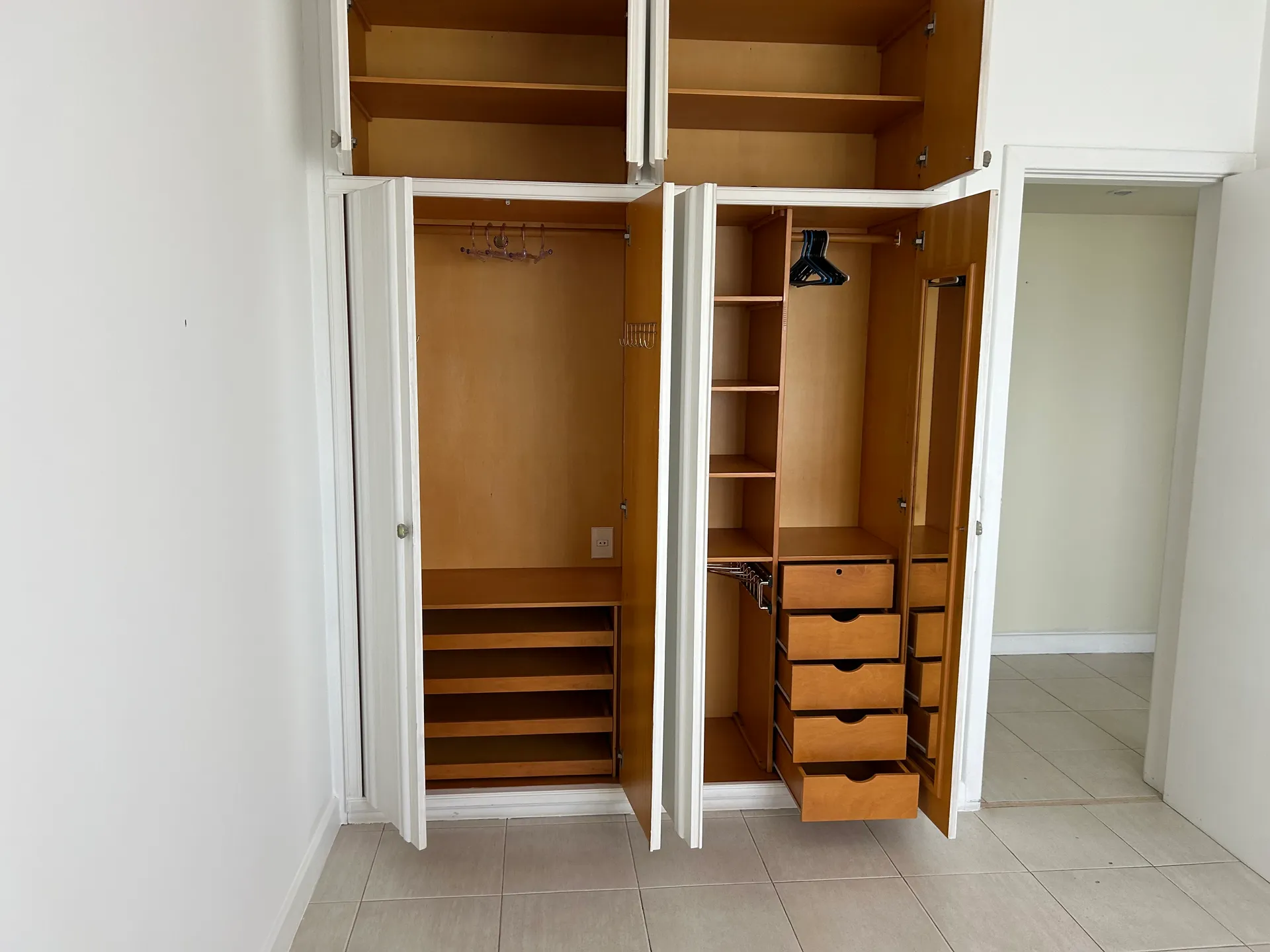 4-bedroom apartment with a glass-enclosed balcony — photo 9