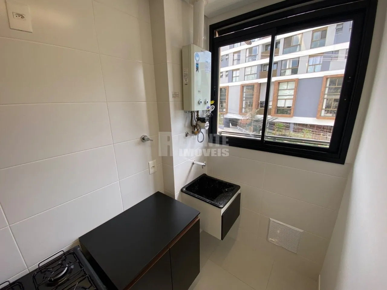 One-bedroom apartment in a building with a gym — photo 14