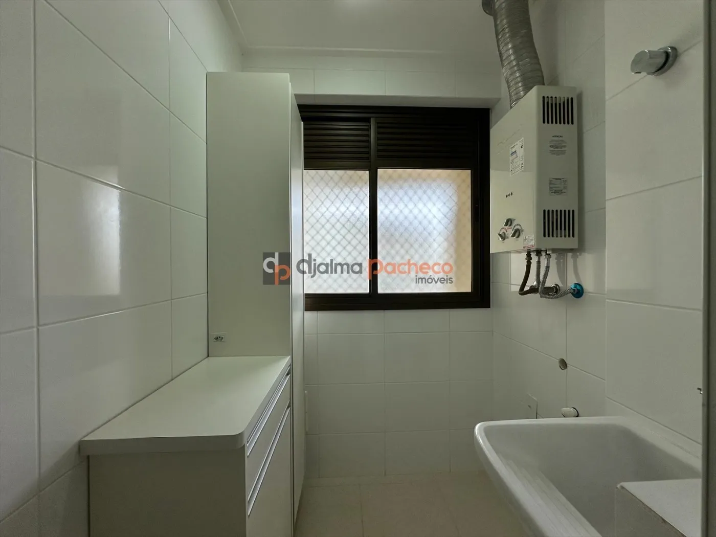 Balcony with a grill in a 2-bedroom apartment, 69 m² — photo 22