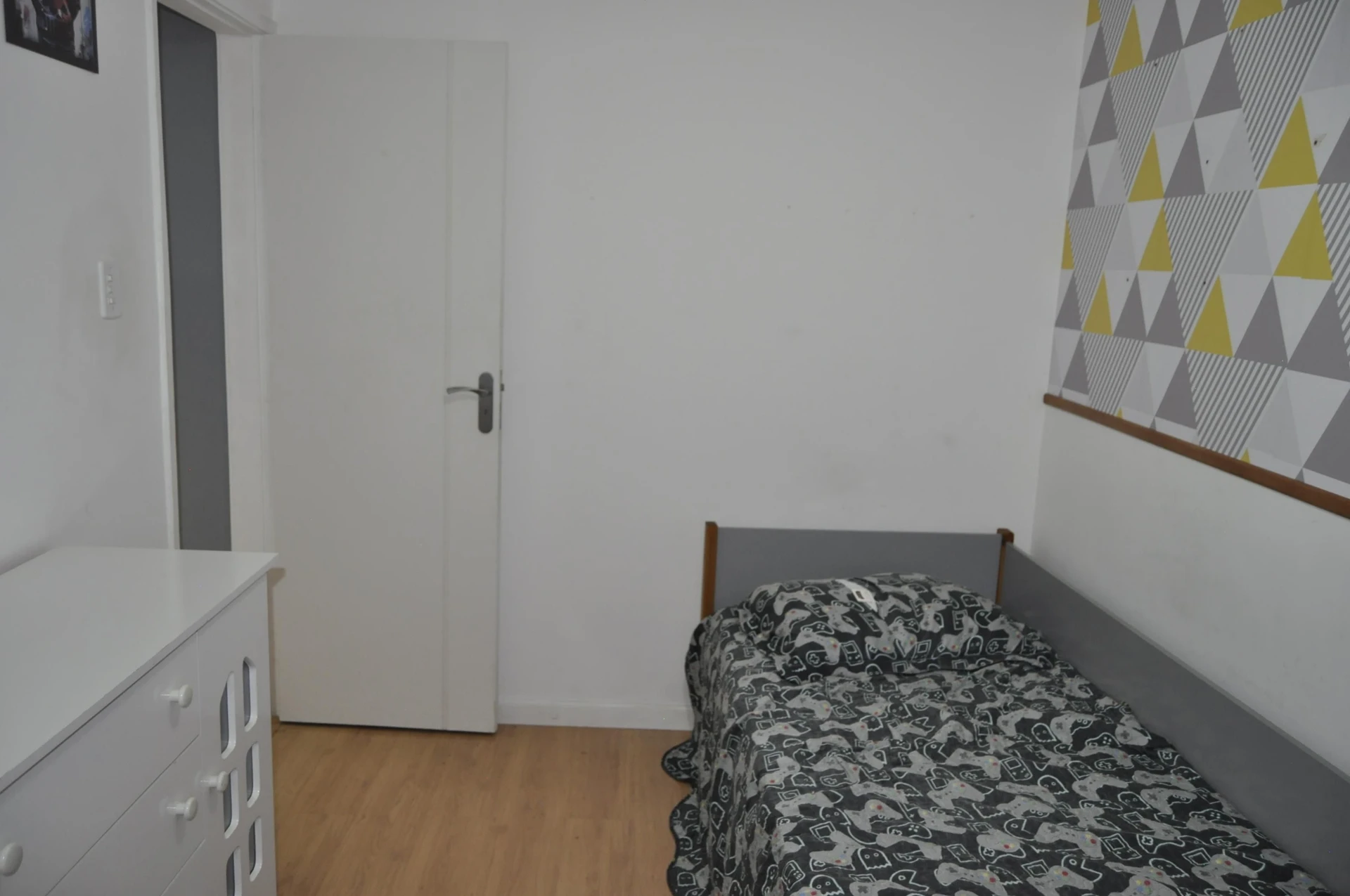 Furnished 2-bedroom apartment with a real workspace desk — photo 9