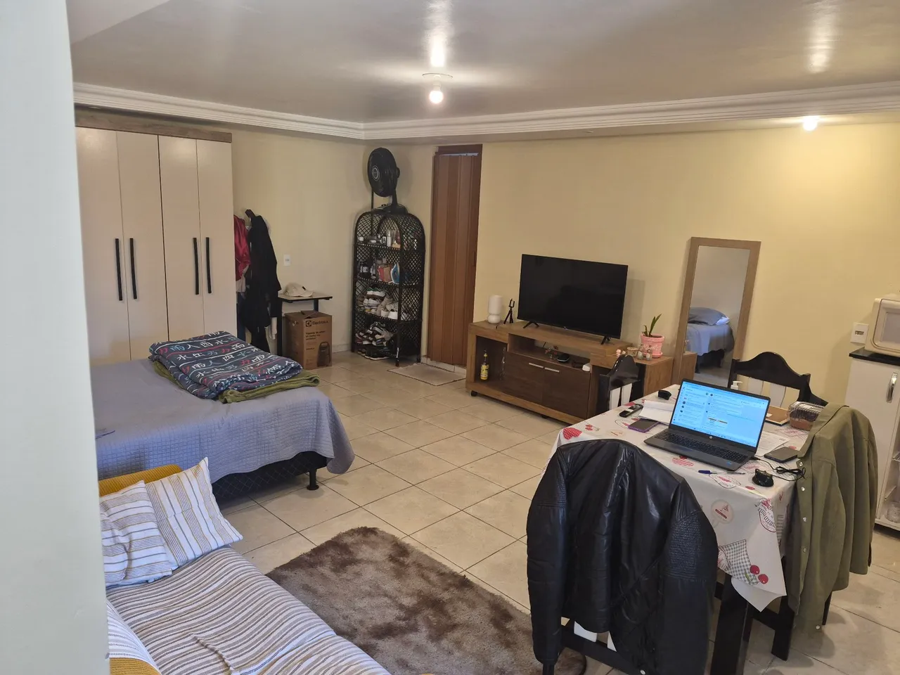 Furnished studio with 1 bedroom and 1 bathroom, no parking