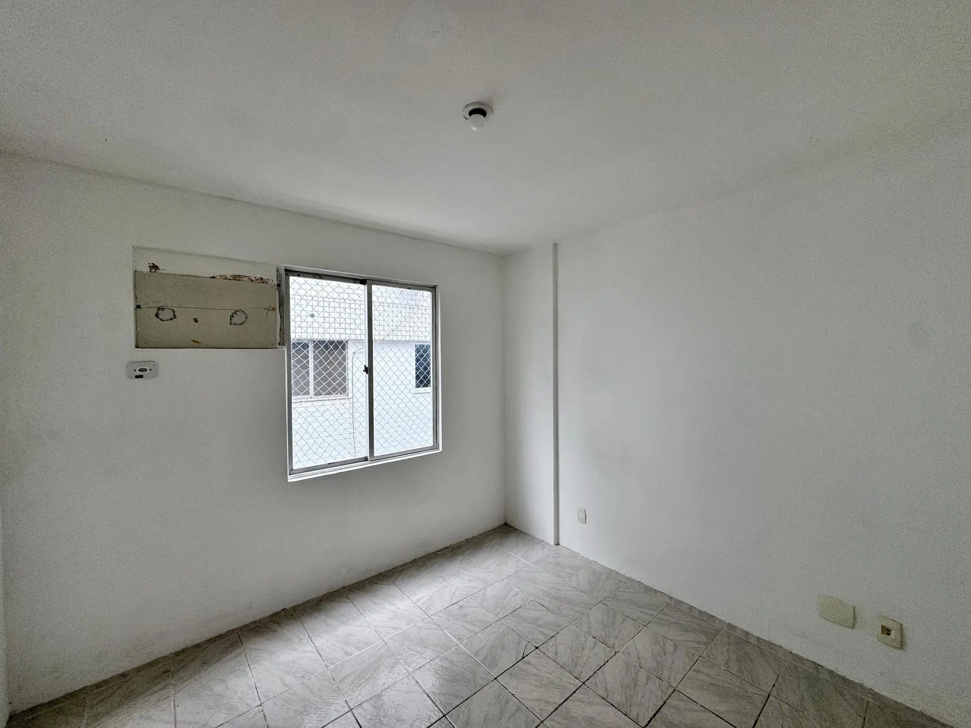 3-bedroom apartment with a balcony and laundry area — photo 41