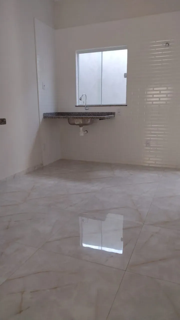 Casa térrea com 60 m², 2 quartos e cozinha integrada