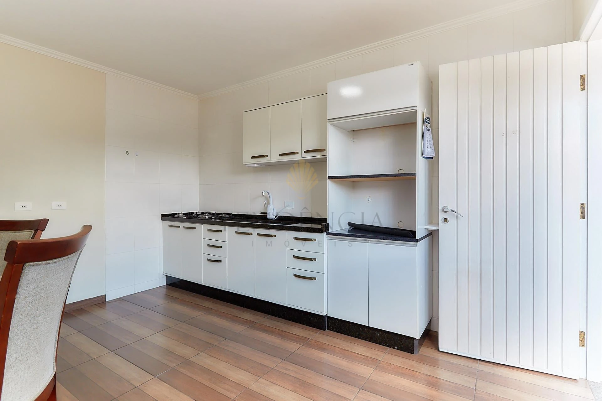 Wood or laminate floors in a one-bedroom house, 50 m²