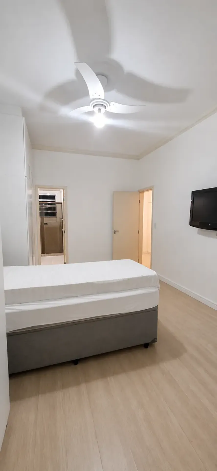 3-bedroom apartment with 2 bathrooms and glass balcony — photo 33
