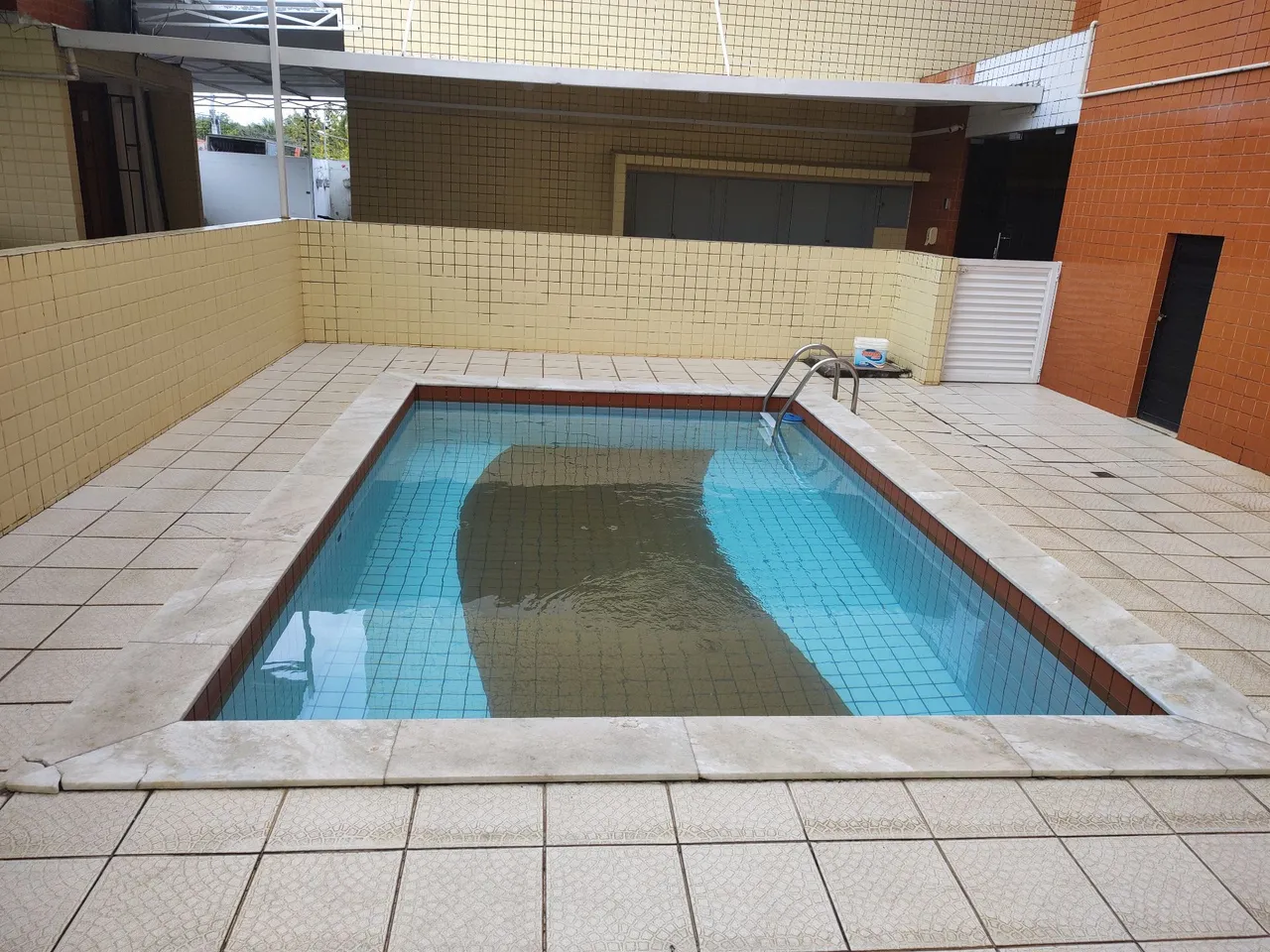 One-bedroom apartment in a building with a pool — photo 10
