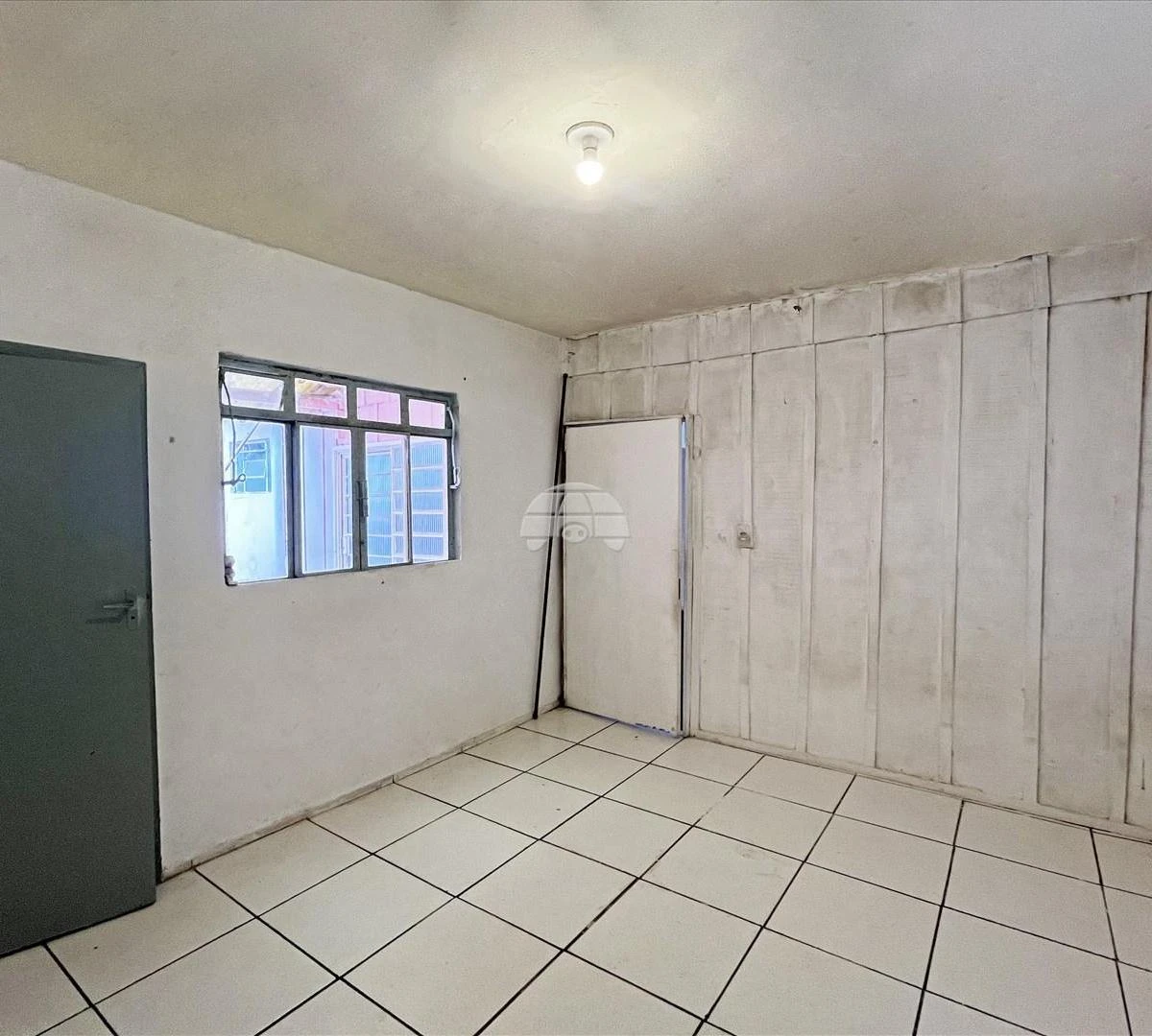 2-bedroom house with wood or laminate floors in Curitiba — photo 7