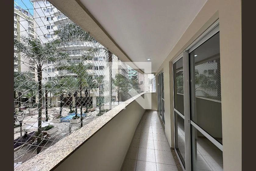 3-bedroom apartment in a building with a gym — photo 36