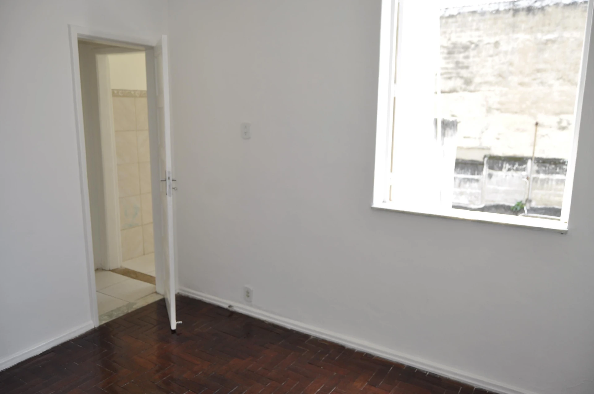 Wood or laminate floors in a 2-bedroom apartment, 85 m² — photo 36