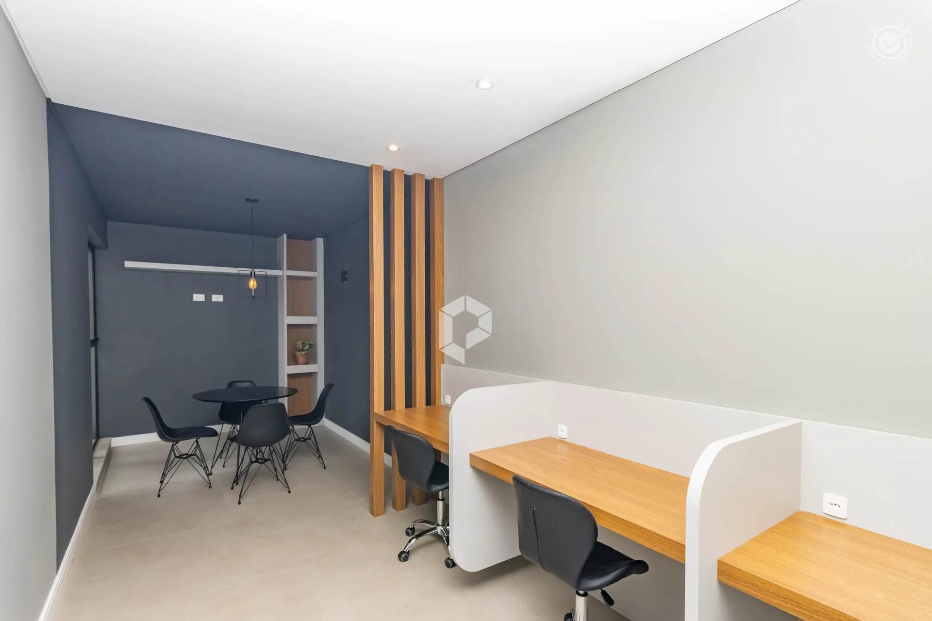 Furnished 1-bedroom apartment with a compact kitchen — photo 23