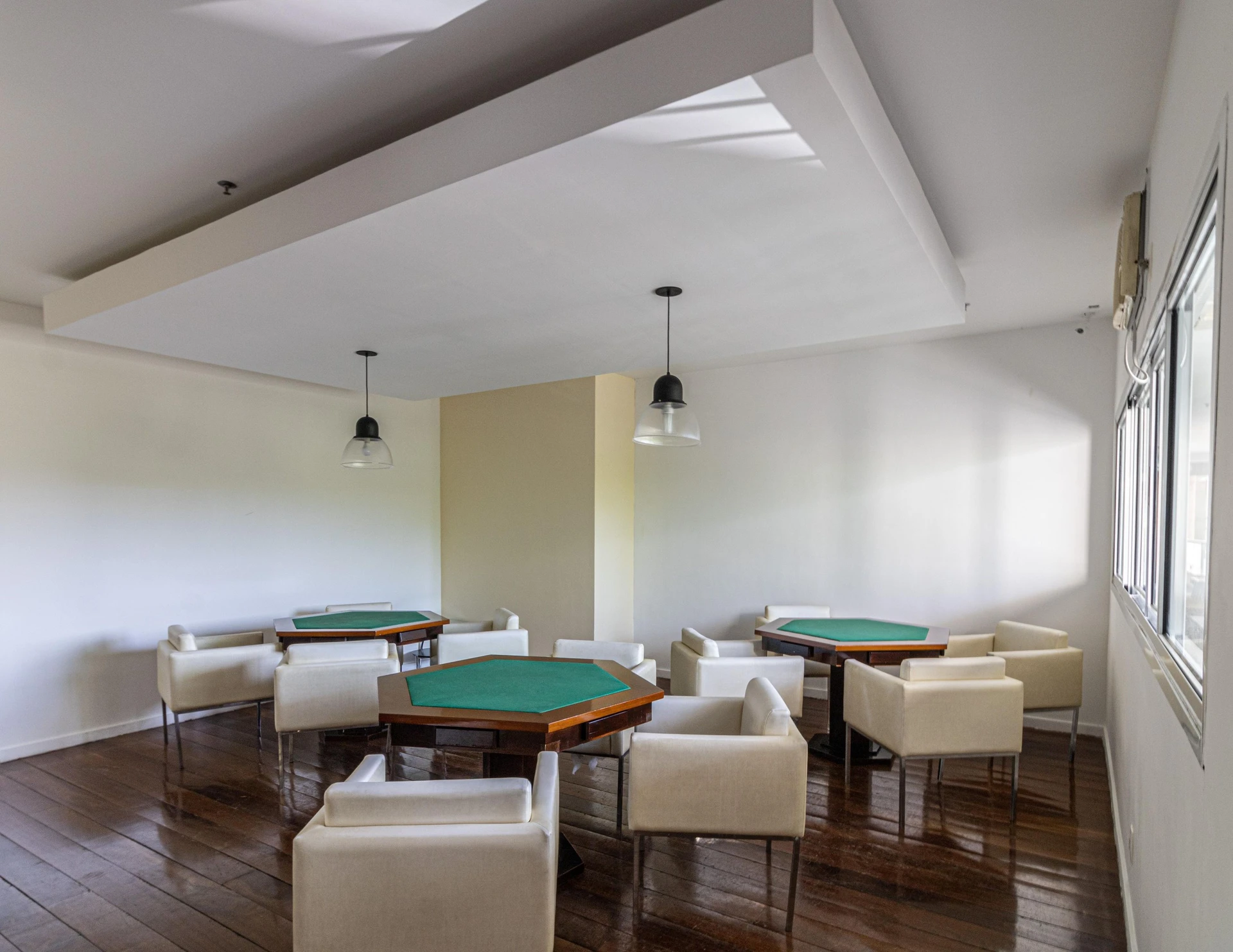 Furnished 2-bedroom apartment with private BBQ — photo 41