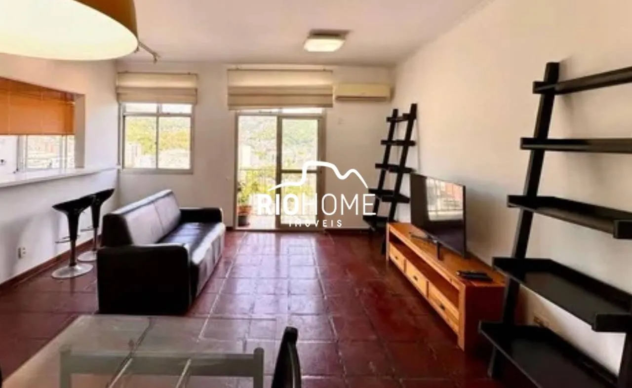 One-bedroom apartment with a mountain view — photo 4