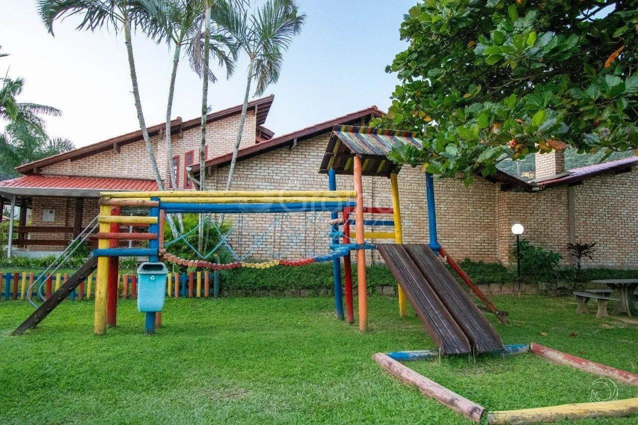 5-bedroom house with a fireplace in Florianópolis — photo 45