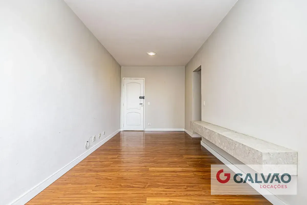 Wood or laminate floors in a one-bedroom apartment, 47 m² — photo 4
