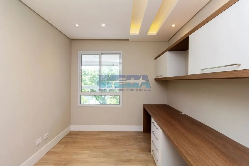 Apartamento com 4 quartos e varanda de vidro fechada — photo 32