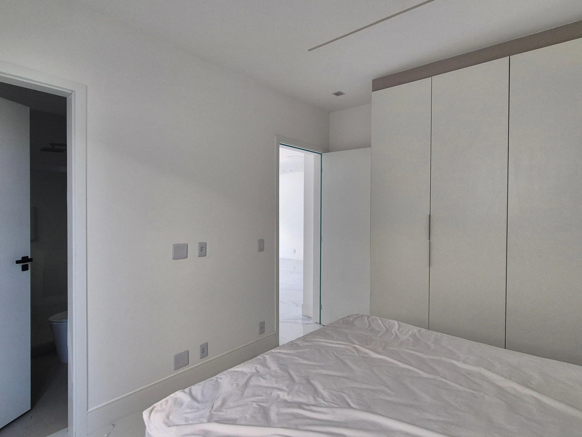 Ventanales de piso a techo y 5 dormitorios: casa de 403 m² — photo 3