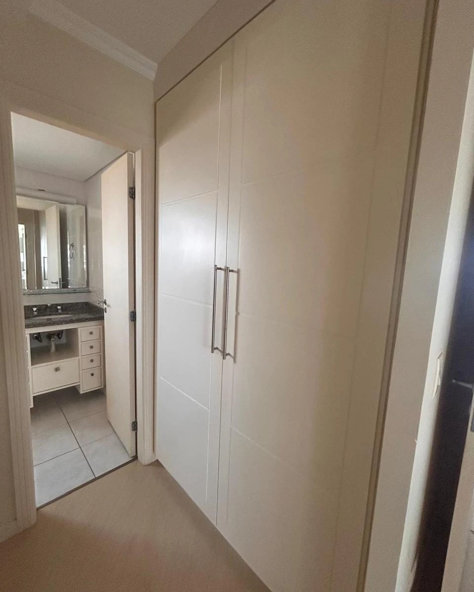 Departamento de 3 dormitorios con balcón cerrado con vidrio