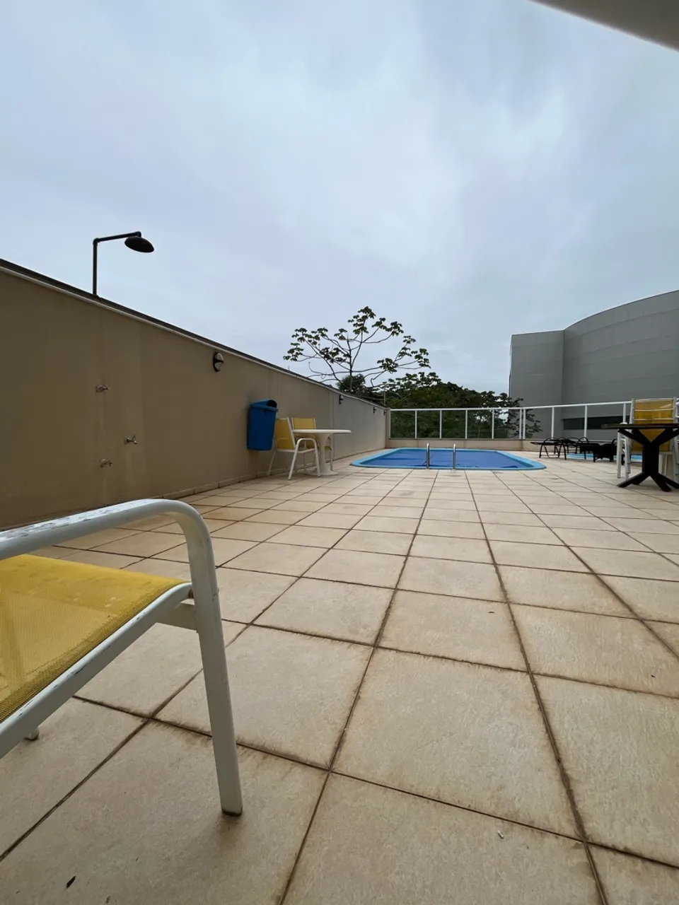 4-bedroom apartment in a building with a pool — photo 9