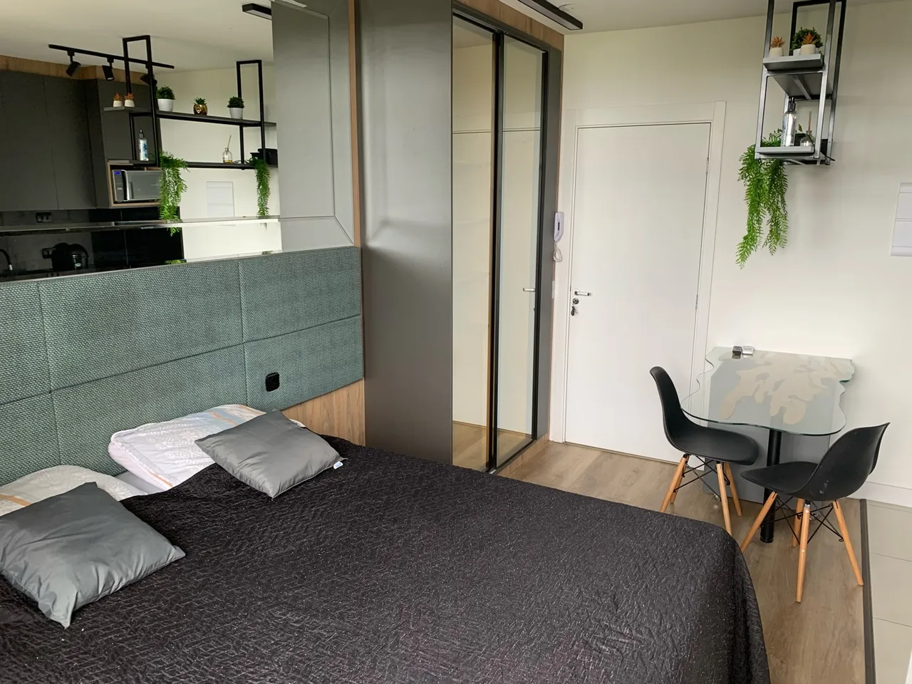 One-bedroom apartment in a building with a gym — photo 3