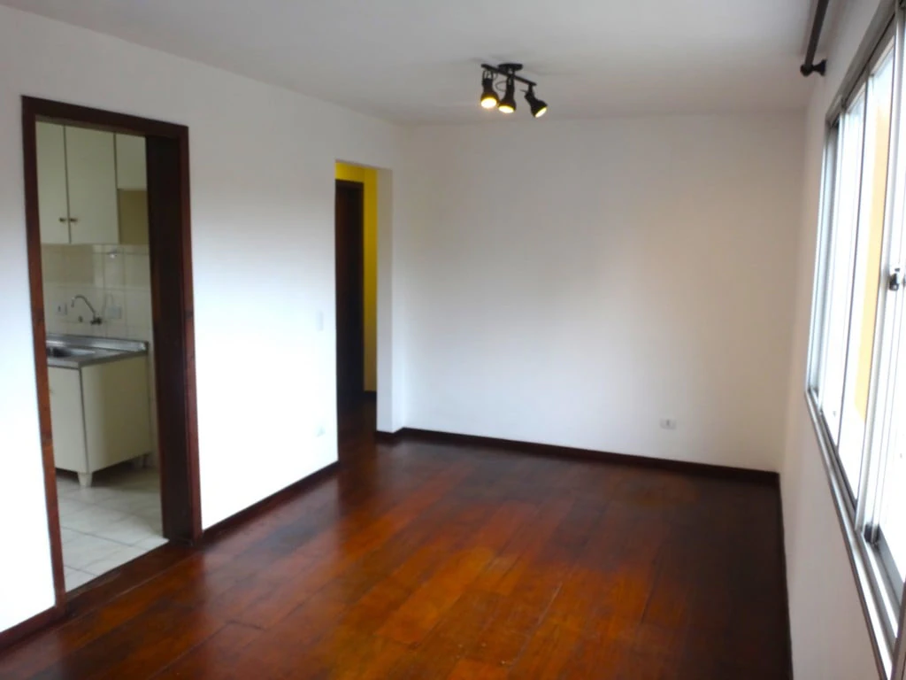 2-bedroom apartment with wood or laminate floors in Curitiba — photo 12