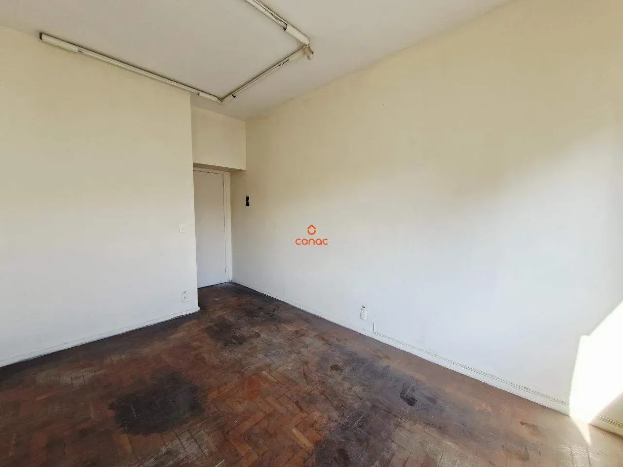 Apartamento de 1 quarto com piso de madeira ou laminado — photo 6
