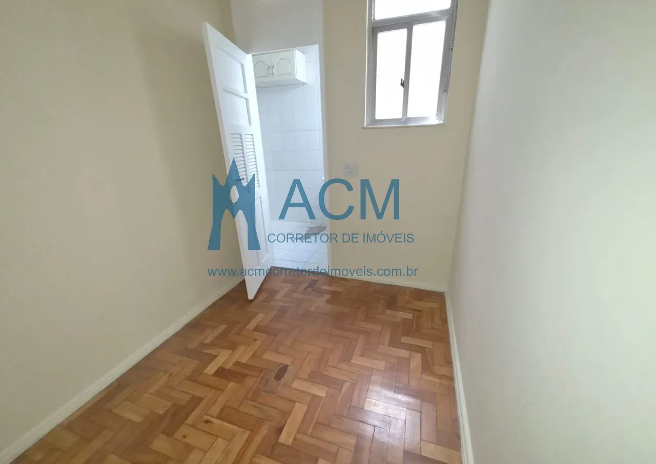 Wood or laminate floors in a one-bedroom apartment, 52 m² — photo 22