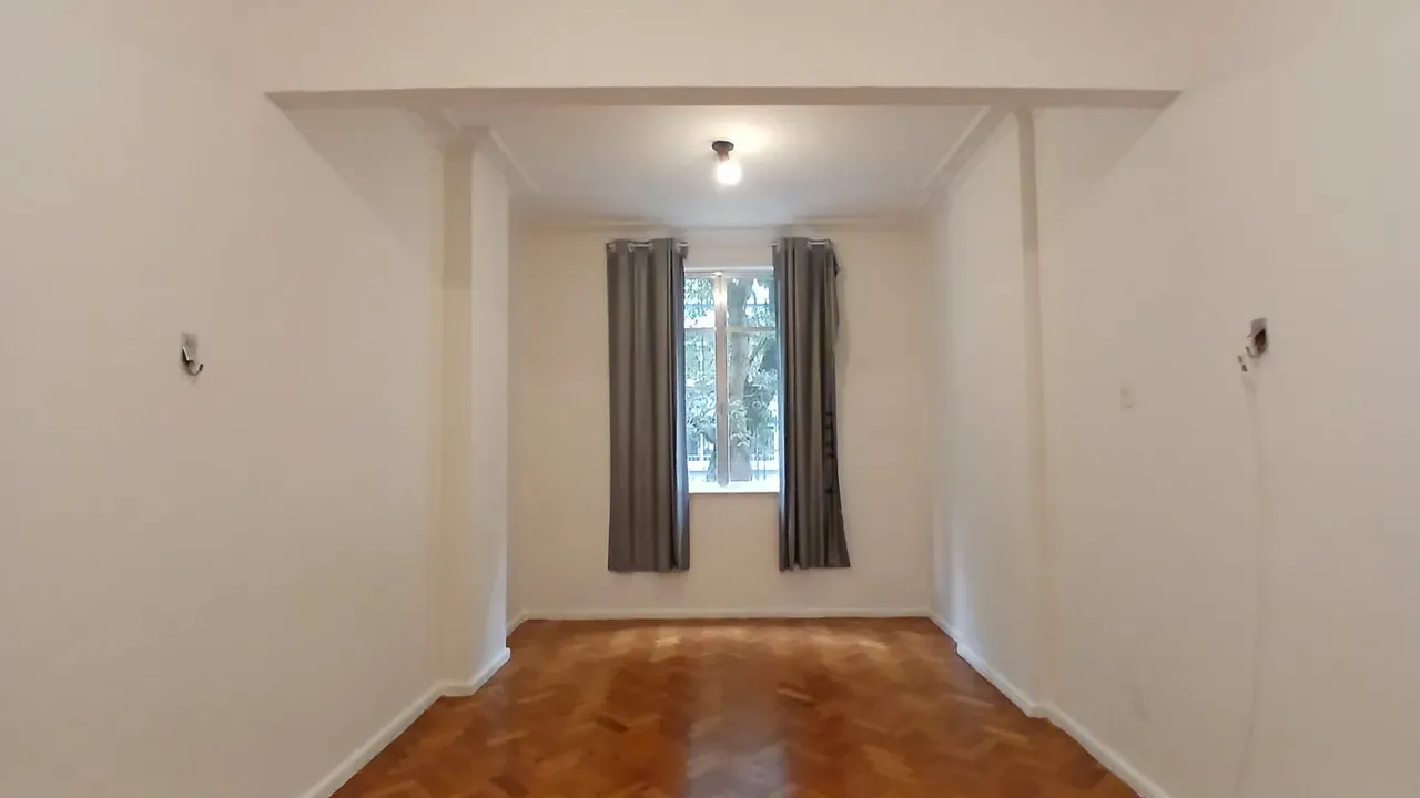 Studio on the 1st floor with wood or laminate floors