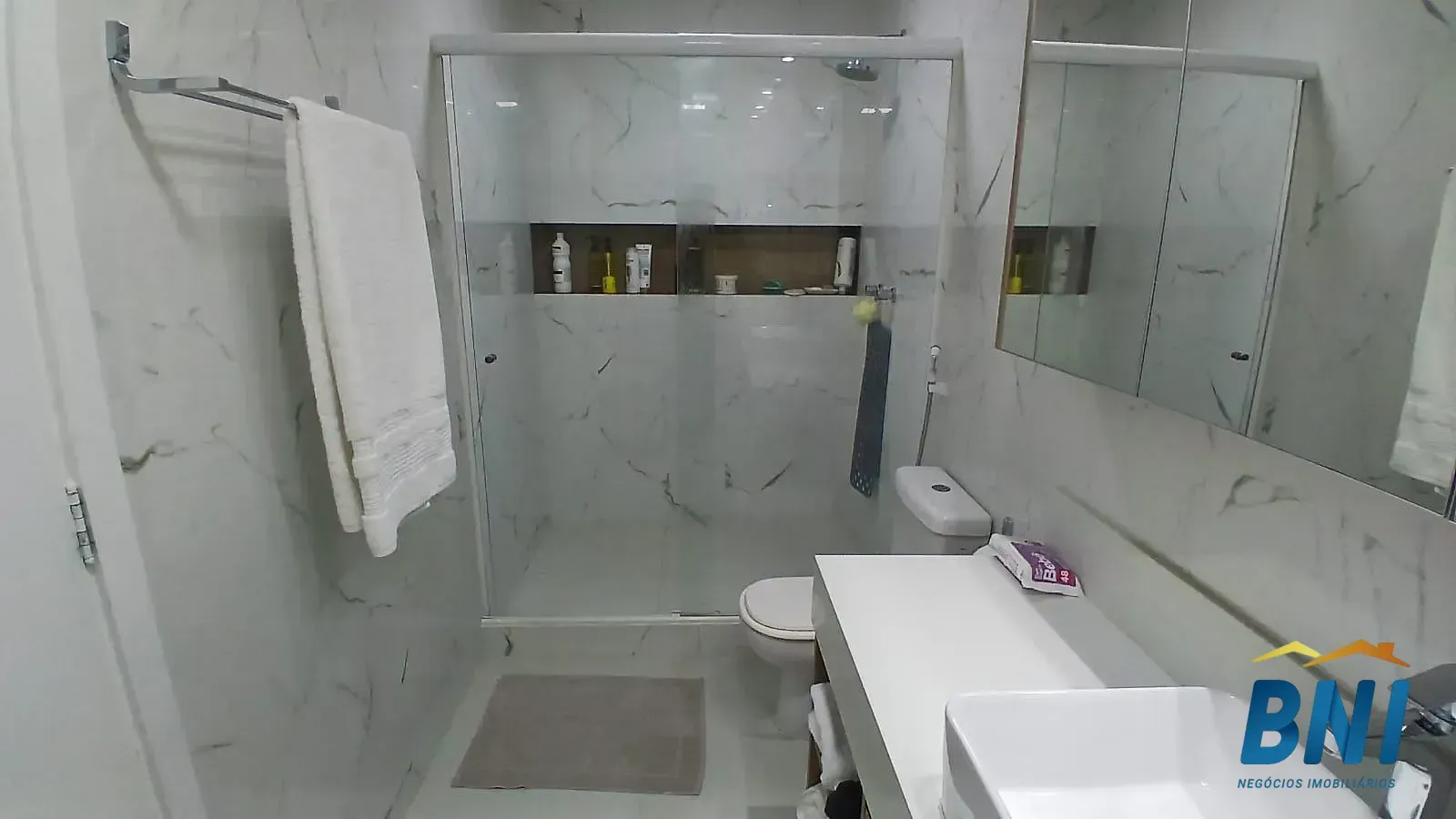 Apartamento de 2 quartos com cozinha integrada e varanda — photo 21
