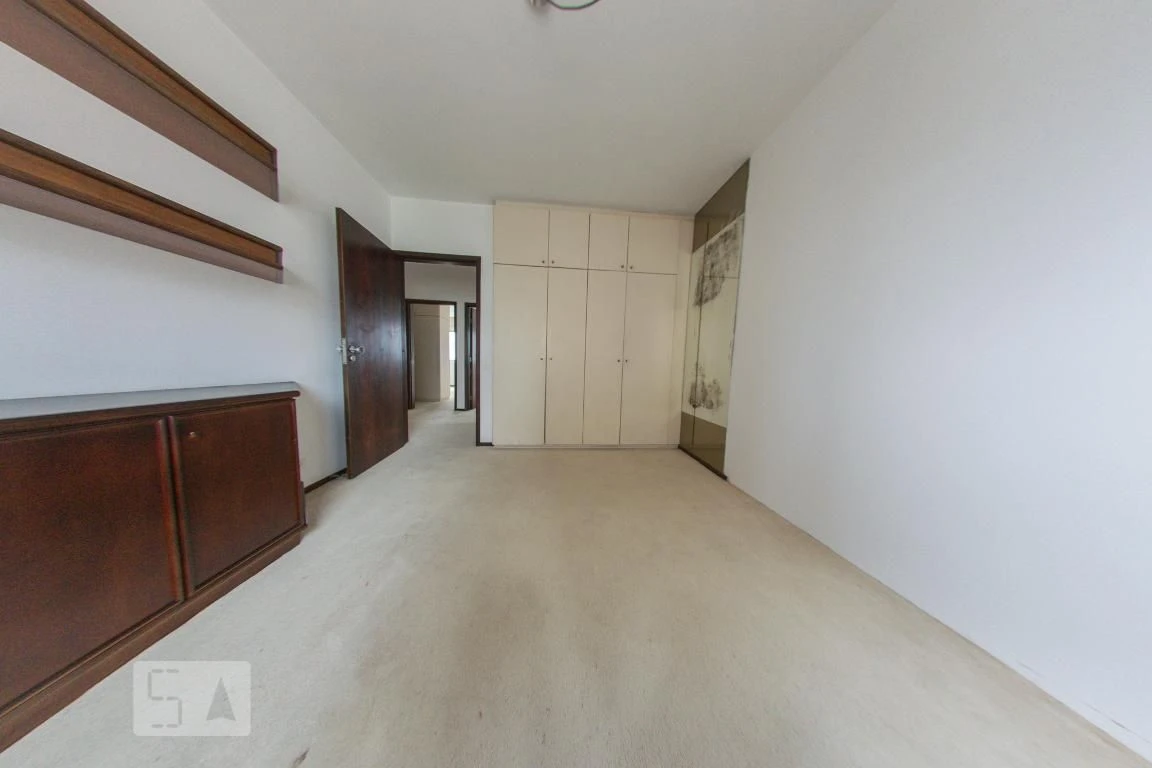 4-bedroom apartment with a walk-in closet — photo 59