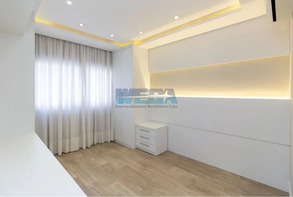 Apartamento com 4 quartos e varanda de vidro fechada — photo 26